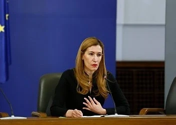 Оставка на министър Николина Ангелкова искат от \