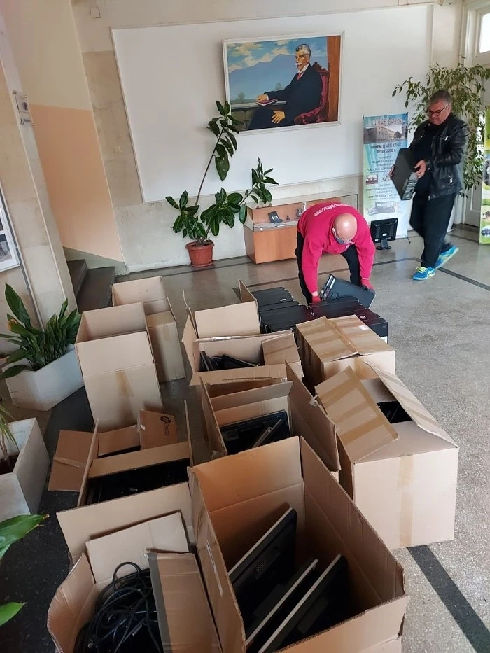 Пощенска банка осигури компютри за ученици от СУ “Иван Вазов” в гр. Мездра