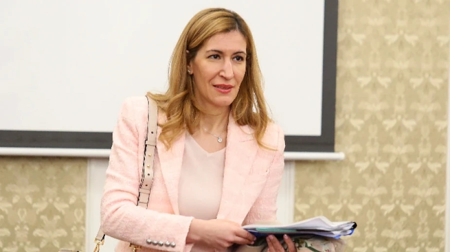 Искат оставката на министъра на туризма Николина Ангелкова