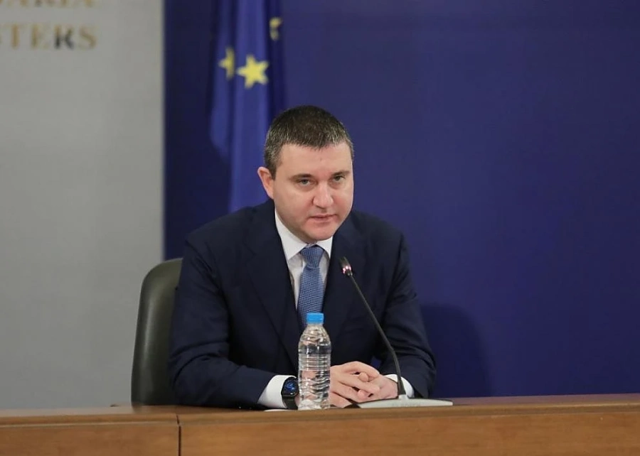 Горанов: Даваме безвъзмездни средства, но не хвърляме пари от хеликоптер над жълтите павета