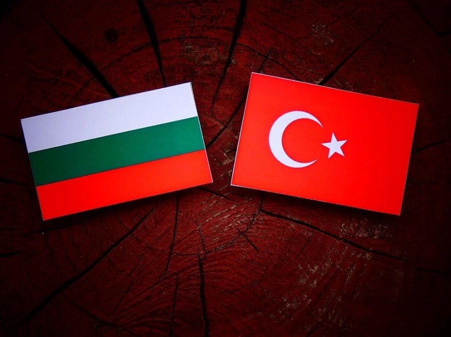 MЗ забрани влизането в България на лица и превозни средства от Турция до 26 април