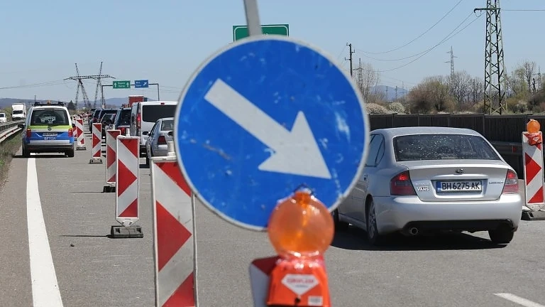 100 от над 300 декларирали, че пътуват за работа в София, нямали договори
