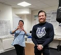  Макгрегър зарадва служителите на детска болница в Дъблин, дарявайки медицинско оборудване