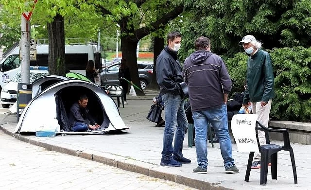 Протестиращи срещу Радев опънаха палатки пред президенството