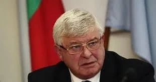 Здравният министър пусна заведенията с летни градини