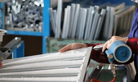 КНСБ: Съкрaщeнията зacягaт oбщo 13% oт фирмитe в България 