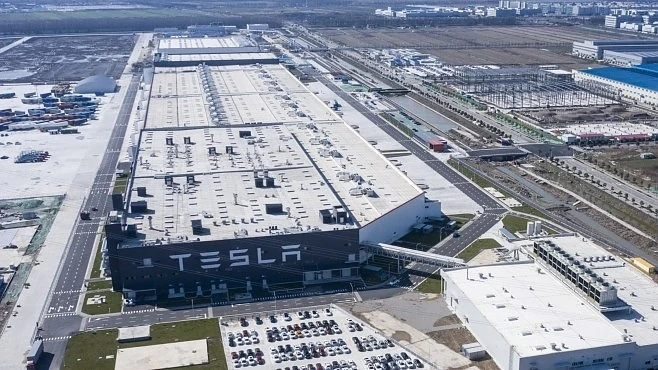 Внезапно Tesla спря производството в завода си в Шанхай