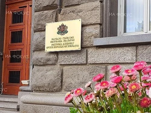 С 14 гласа \'за\', без \'против\' и със 7 \'въздържали се\' Законът за здравето мина на първо четене в комисия