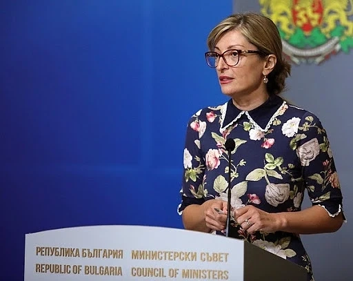 Захариева: Карантината за идващи от чужбина ще остане поне до края на май 