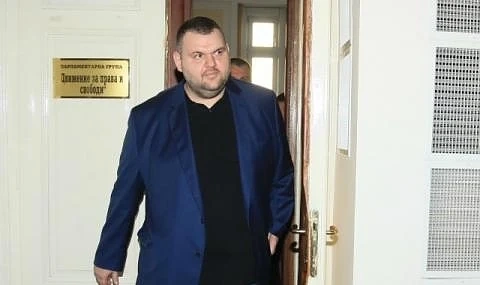 Дeпутaтът Дeлян Пeeвcки дaри 500 000 лв. нa ФК Лeвcки