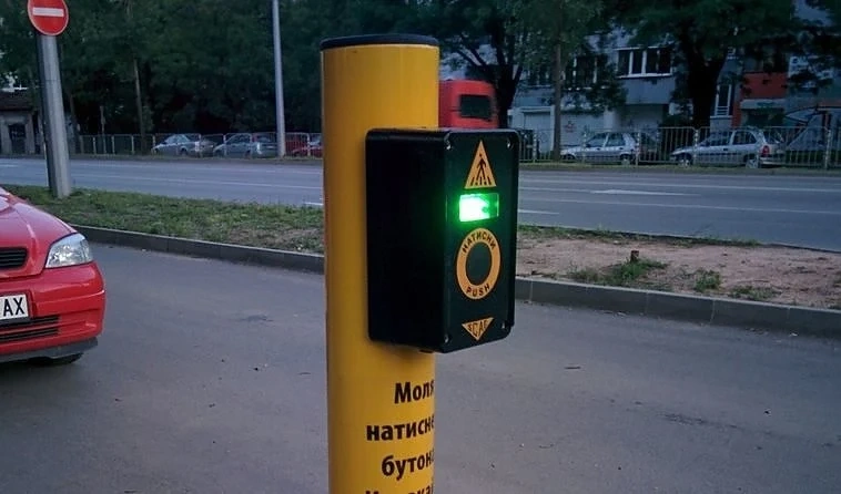 Бутоните за пешеходци на светофарите в София отново работят