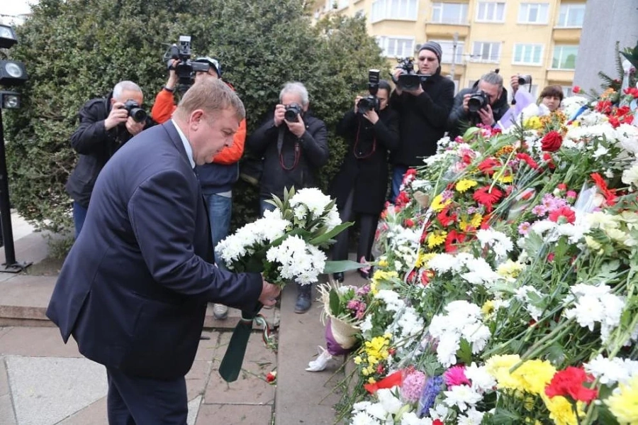 Каракачанов положи цветя пред Паметника на загиналите във войните шуменци
