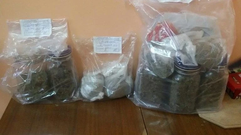 Незаконно оръжие, марихуана и тютюн иззеха пазарджишки полицаи