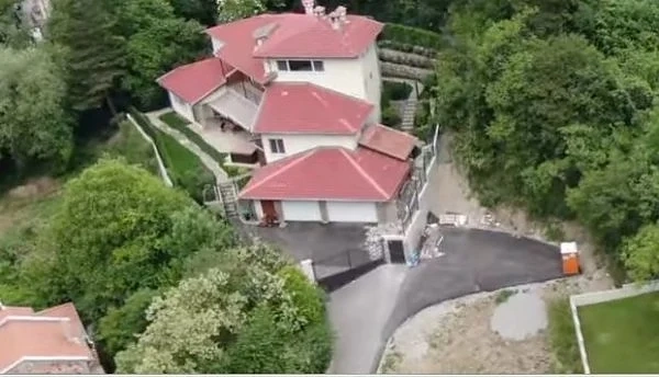 Пиарката на Борисов изплатила с дарения от родители крупните кредити за имотите си
