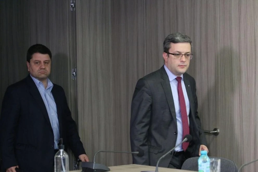 ГЕРБ питат Нинова какво си е говорила на срещата с Божков и Златев?