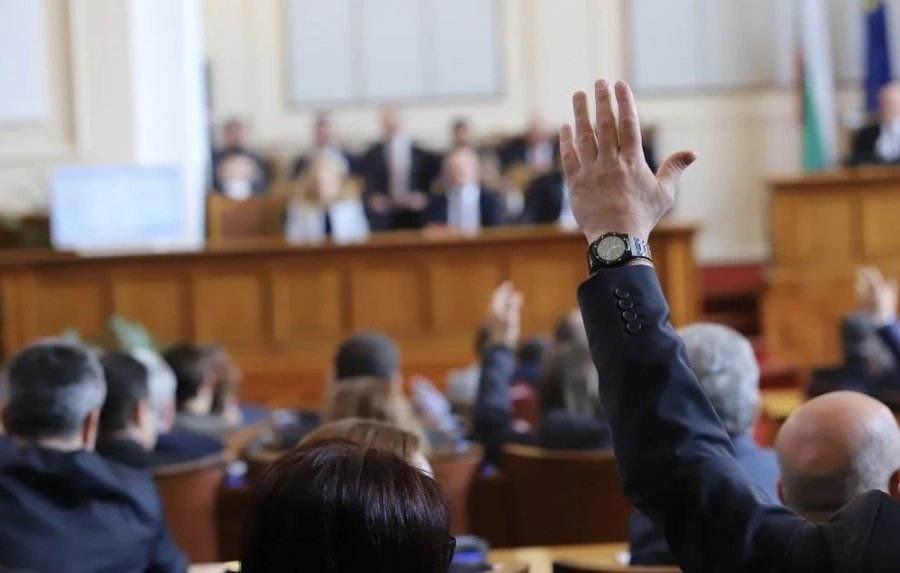 ДПС напуснаха пленарна зала заради Валери Симеонов