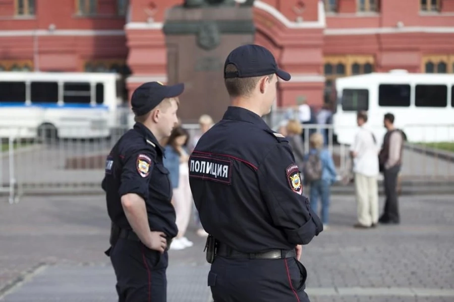 Руски полицаи пострадаха при сблъсъци с азербайджанци, засегнати от ограниченията заради COVID-19