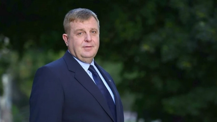 Вицепремиерът Красимир Каракачанов поднови интереса на българите към армията