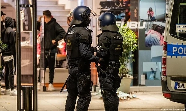 Насилието в Щутгарт започва след като полицията проверява инцидент с наркотици