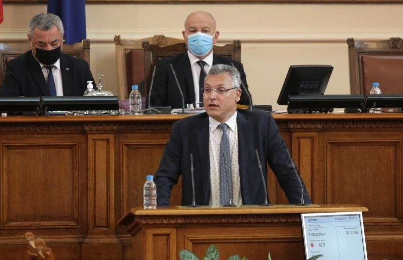 БСП: Електронен терор, снимат ни без маски в парламента