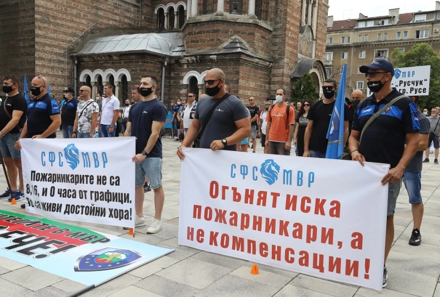 Стотици полицаи излязоха на протест в столицата