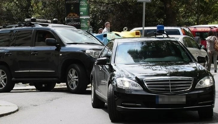 Автомобил на НСО е ударен на столичен булевард