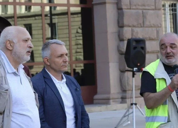 Исканията на \'\'Отровното трио\'\': Оставки на кабинета и Гешев, ВНС и дистанционно гласуване