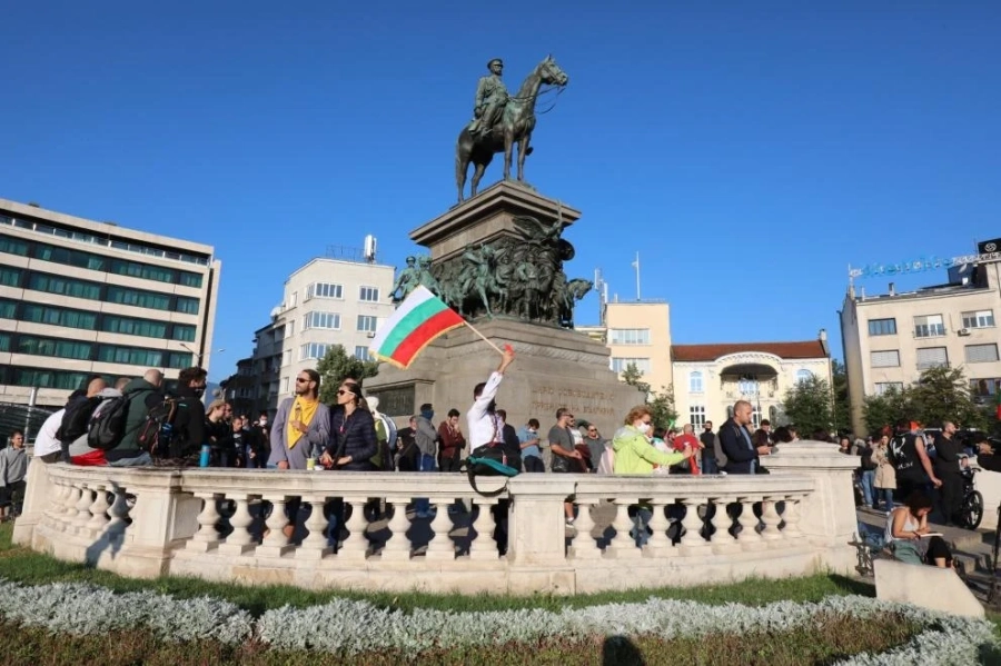 Протестът пред НС блокира движението (ВИДЕО/СНИМКИ)