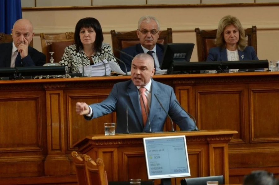 Марешки: Депутатите на БСП седят по местата си, не чуват призива на президента \