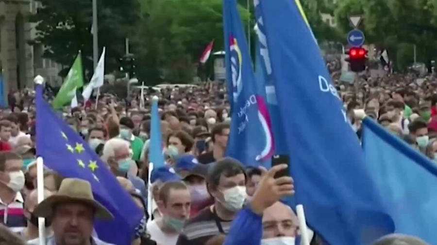 НАД 70 ОСТАВКИ НА ЖУРНАЛИСТИ И МАСОВИ ПРОТЕСТИ В УНГАРИЯ