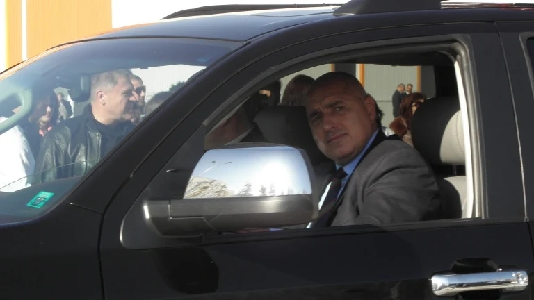 Борисов качи и Теменужка Петкова на джипа