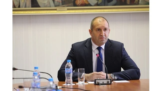 На извънреден брифинг Радев призна, че е готов със служебен кабинет