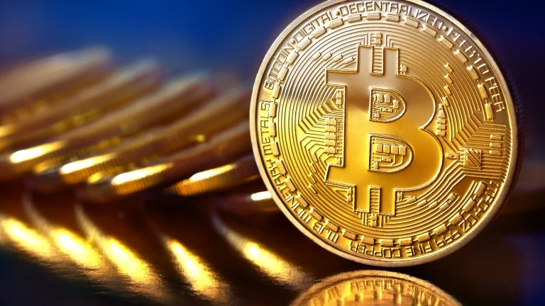 Биткойнът прехвърли 12 000 долара