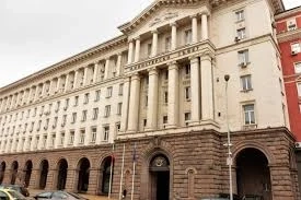 Правителството вдига заплатите на администрацията с 30%