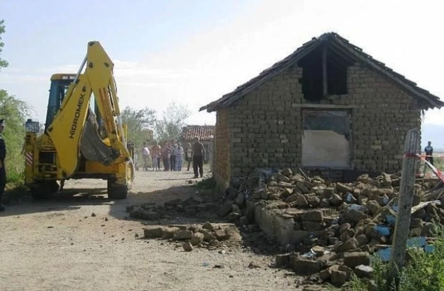 Бутат незаконни къщи в ромския квартал на Стара Загора