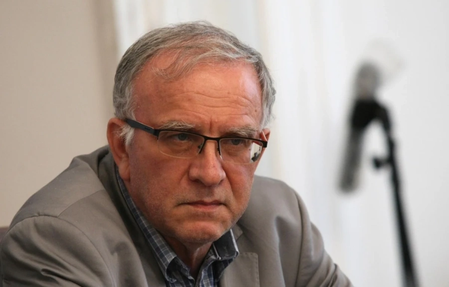 Цветозар Томов: Управляващите гасят огън с бензин
