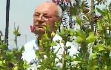 Доган разговаря с протестиращи пред сарая си (видео)