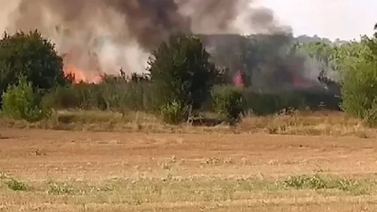 10 000 дка горят в Хасковско, евакуираха село