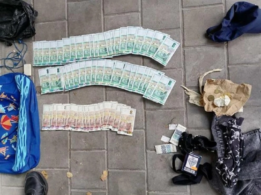 Спипаха двама ало измамници - мъж на 41 години и момиче на 15 години (СНИМКИ)