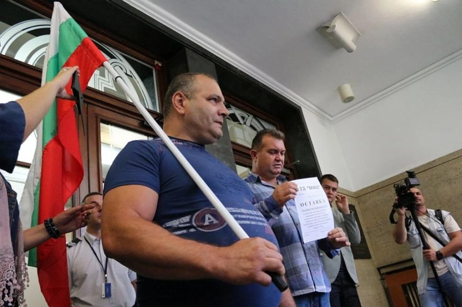 Протестиращи блокираха входа Министерството на правосъдието (СНИМКИ)