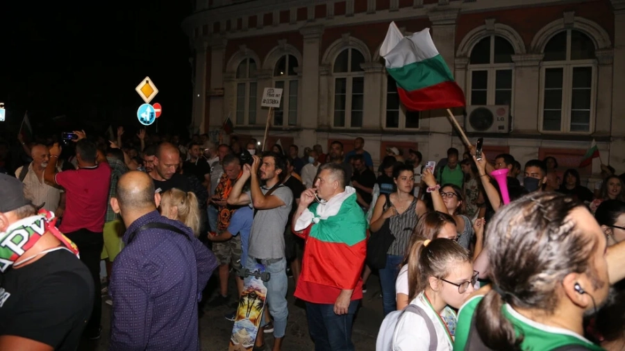 41-вата вечер на протести: Домати и яйца полетяха по сградата на МВР 