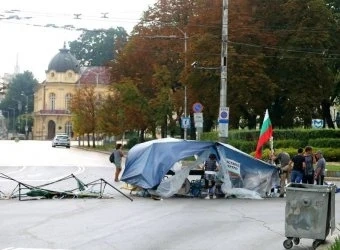 Силна буря с градушка се изсипва над София