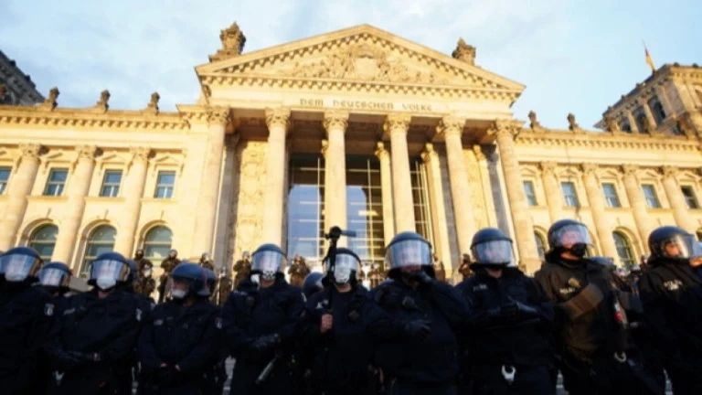Протестиращи срещу противоепидемичните мерки опитаха да нахлуят в Райхстага