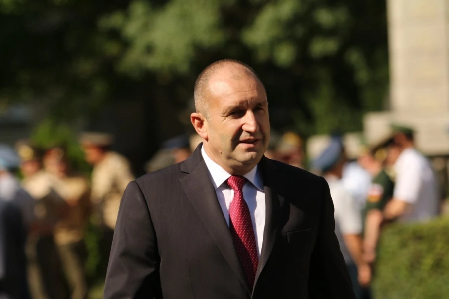 Радев: Незабавни оставки, служебно правителство! Имам готов вариант на конституция