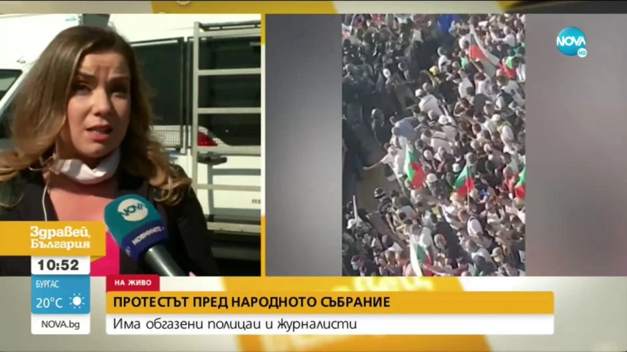 Обгазени журналисти и полицаи, протестиращи мерят униформените с отпадъци (ВИДЕО)