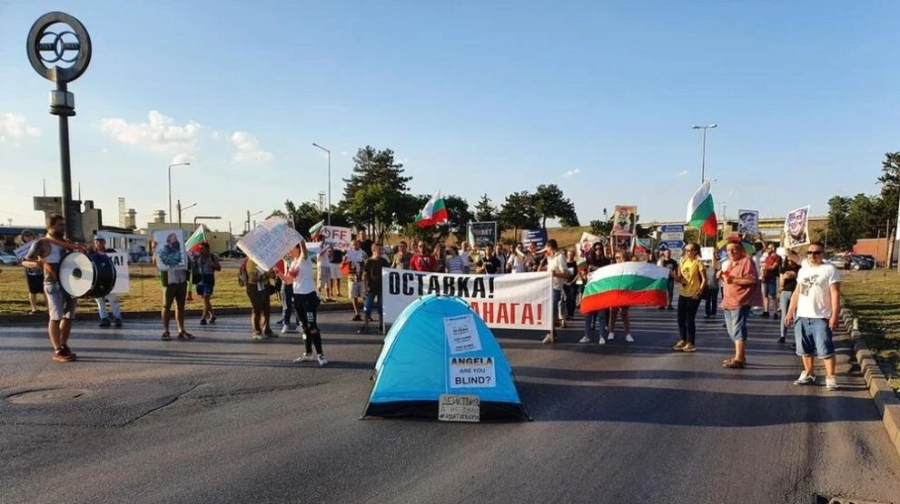 Протестно автошествие блокира движението в района на ГКПП \