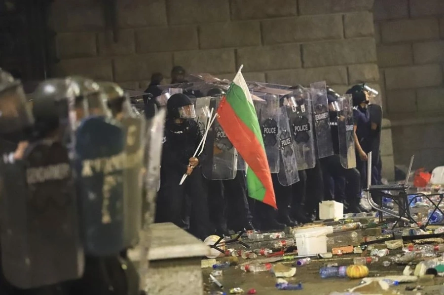 Самоделни бомби и коктейл „Молотов“ открити в палатките на протеста