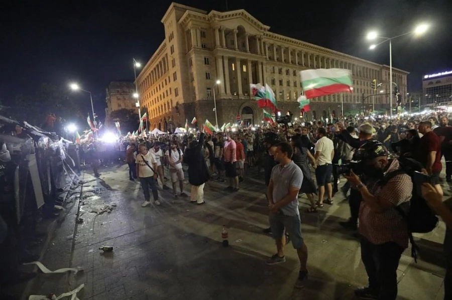 Бомби в стъклени шишета и двама полицаи с черепно-мозъчни травми