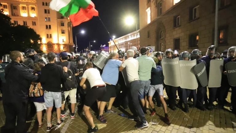 Испанският вестник ABC: Румен Радев и олигархът Васил Божков организират протестите в София