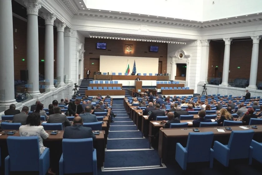 Парламентът събра кворум и започна работа